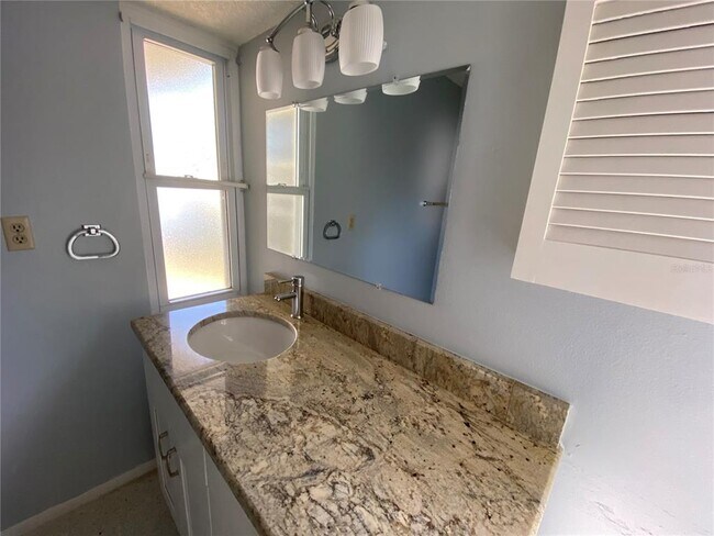 Building Photo - 819 Queen Palm Ln