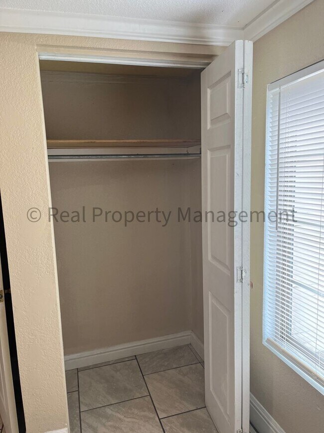 Foto del edificio - 2 Bedroom Home With Bonus Room Coming in O...