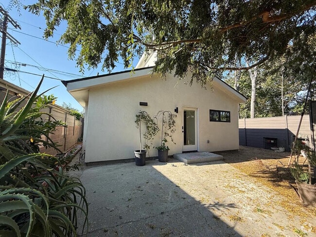 Building Photo - 2971 Finch St