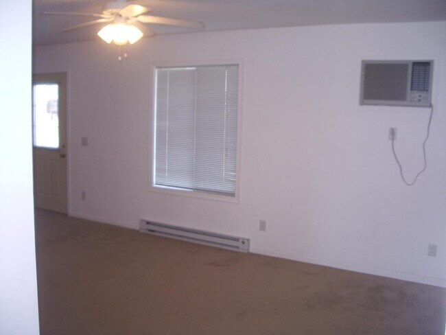 Building Photo - 2025 Vista View Dr