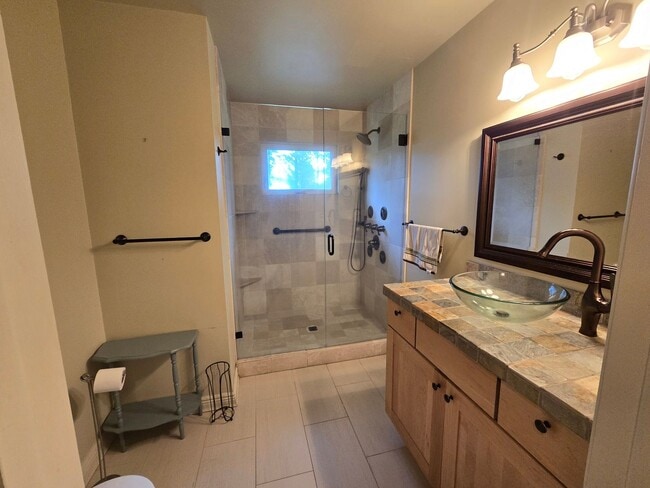 Building Photo - *Fully Furnished 3Bd/1Bath W/Single Car Ga...