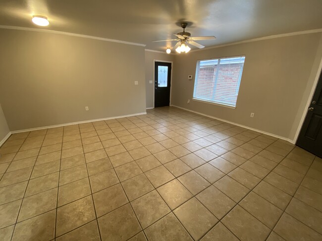 Living room - 527 N Brentwood Ave