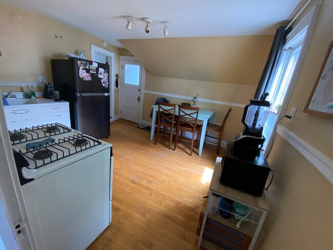 Foto del edificio - 2730A N Oakland Ave