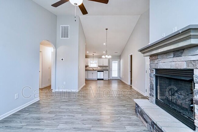 Foto del edificio - 352 Greymark Ln