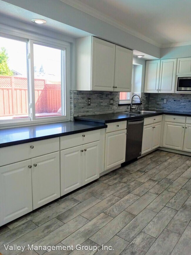 Building Photo - 3 br, 2.5 bath House - 1577 Shaw Dr