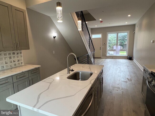 Building Photo - 2634 Latona St