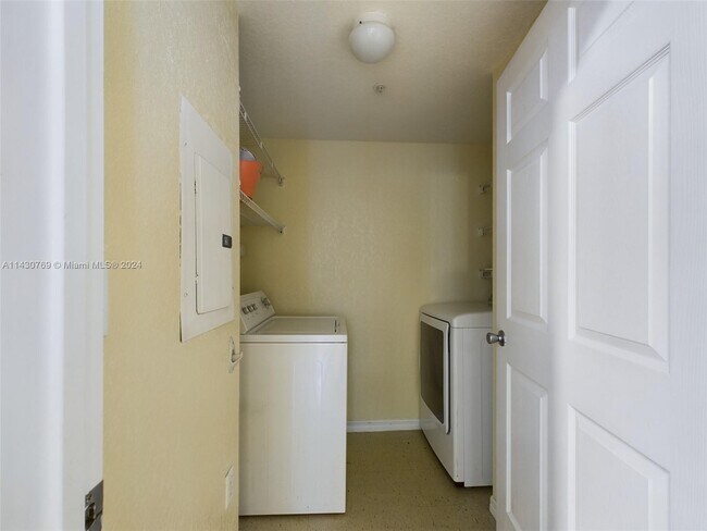 Building Photo - 6786 W Sample Rd