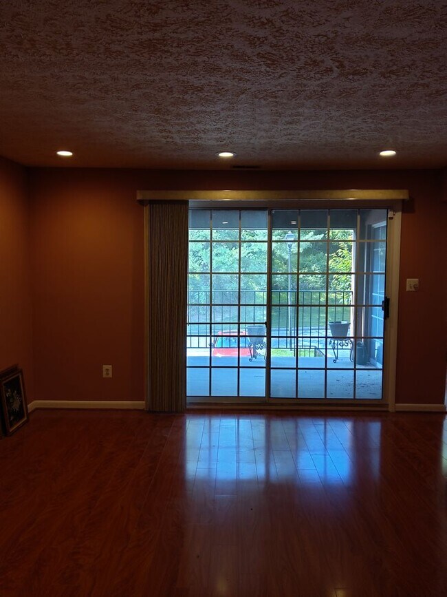 Building Photo - Two Bedroom/ Two Bath Condo at Falls Garde...