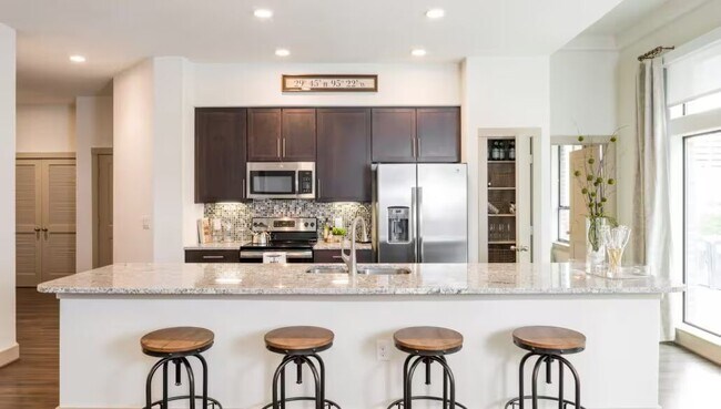 Building Photo - City Views, Modern Design