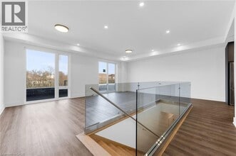 Building Photo - 166 EVERETT Cmn