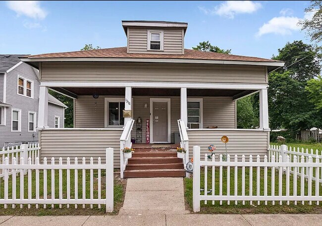 Building Photo - 1318 Division St