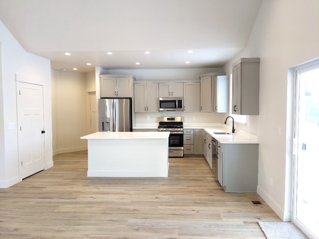 Foto del edificio - 4039 Snowberry Ave