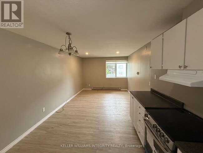 Building Photo - 1435 Morisset Ave