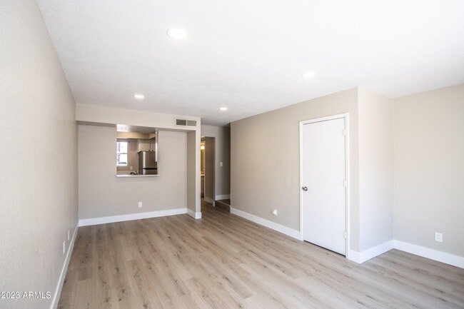 Building Photo - 2819 E Le Marche Ave