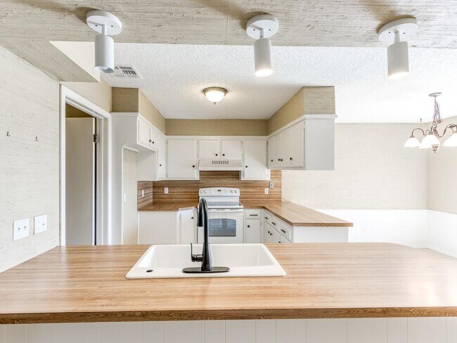 Foto del edificio - 6605 Lyrewood Ln