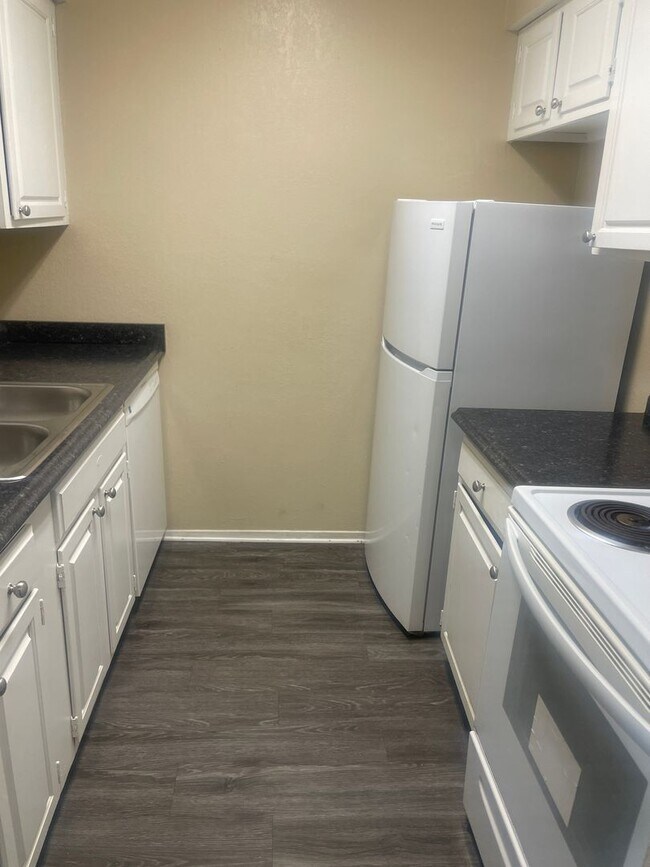 Foto del edificio - 2421 E 55th Pl