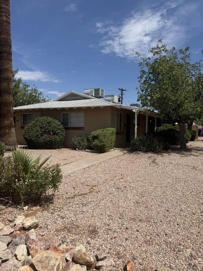 Building Photo - 2714 E Glenrosa Ave
