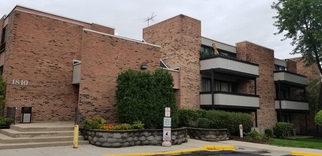 Building Photo - 1813 Hemlock Plz