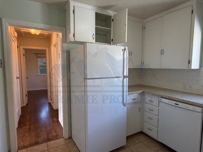 Building Photo - Charming 3 Bedroom 2 Bathroom House