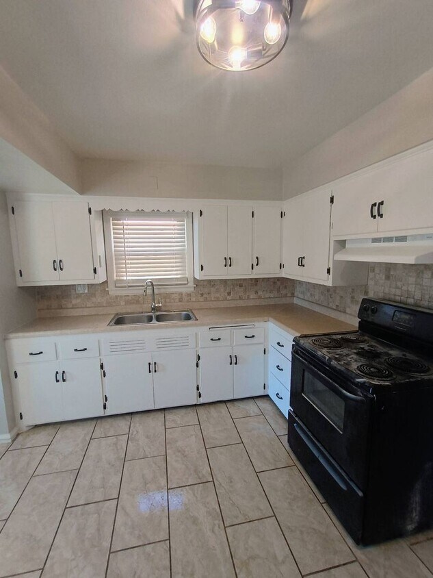 Foto principal - Single Family Home Available