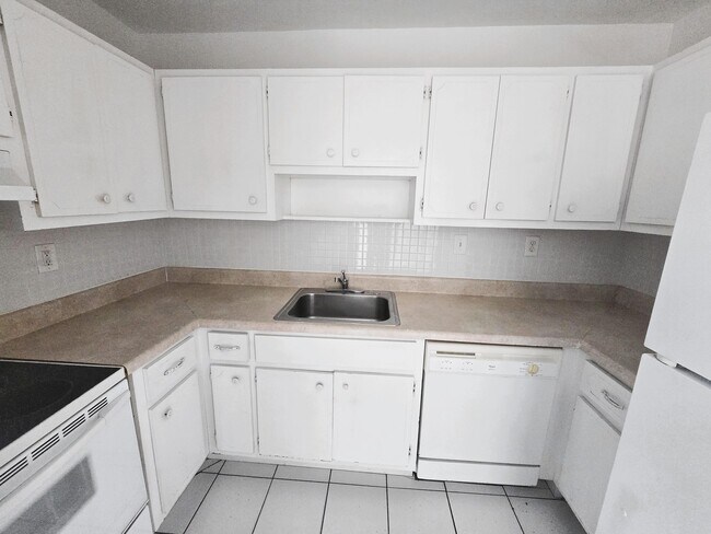 Building Photo - 4341 Riverside Dr