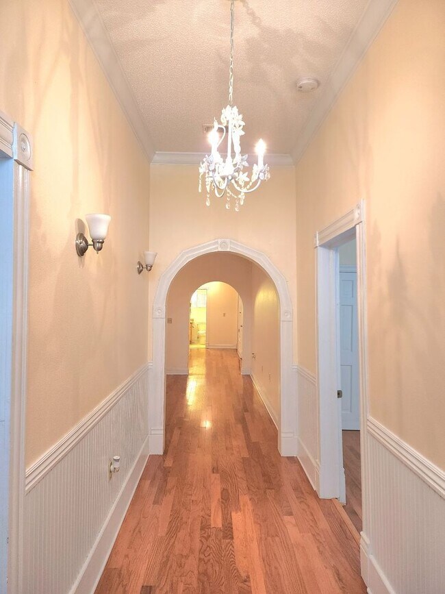 Building Photo - This Beautiful 3/2 Home on the Edge of Dow...
