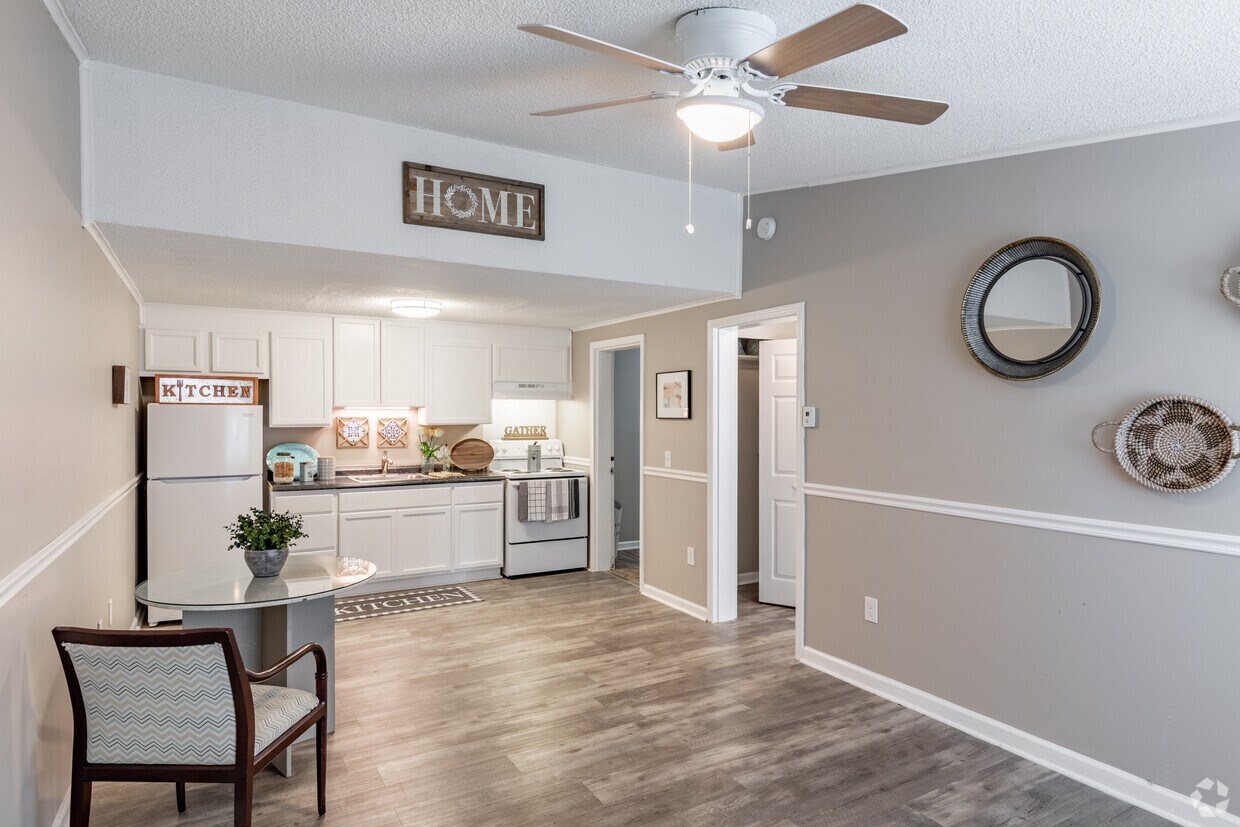 1HAB, 1BA - 567SF Kitchen & Comedor - Stonebrook