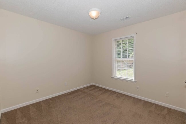 Building Photo - THREE BEDROOM HOME WITH LARGE YARD!