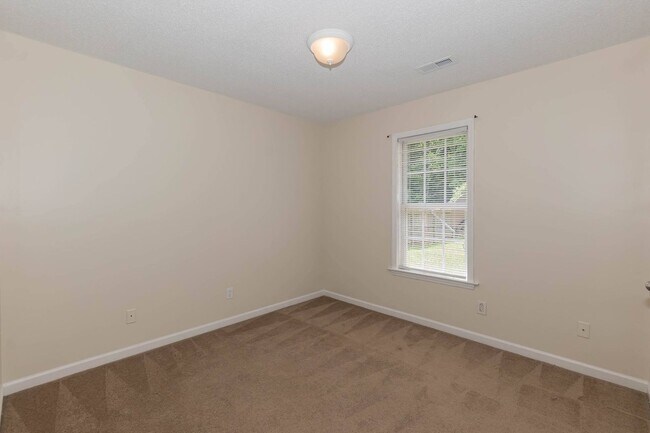 Foto del edificio - THREE BEDROOM HOME WITH LARGE YARD!