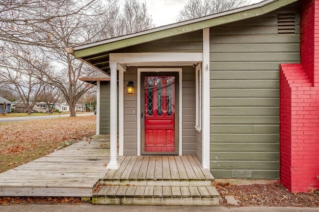 Foto del edificio - Amazing Historic 1940's Home in Original Cleburne- 4 Bed- 3 Bath w/ Multiple Living Areas- 76033