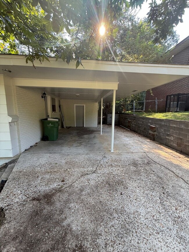 Building Photo - **5 Bedroom 3 bath located in Forest Hills...