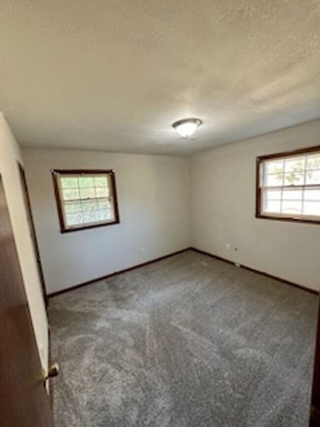 Building Photo - 10 Glenda Drive