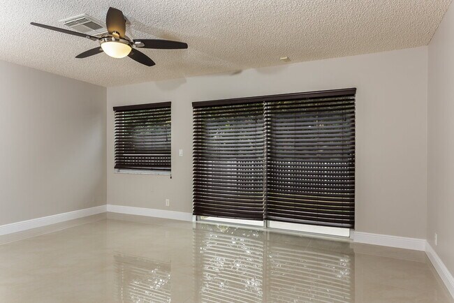 Foto del edificio - 6373 NW 40th Ave