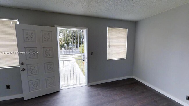 Foto del edificio - 15645 NW 158th St