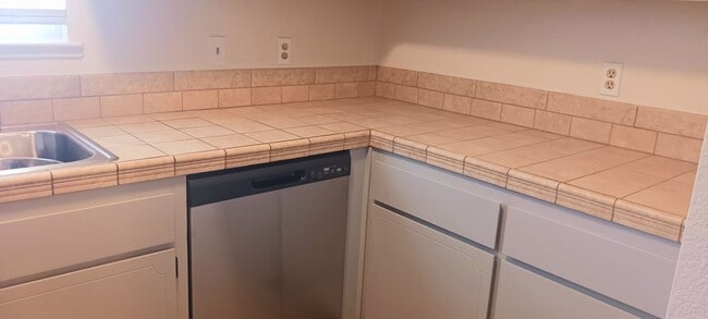Building Photo - Updated 3 bedroom with A/C and Yard