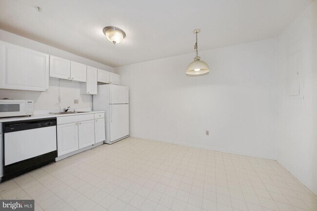 Building Photo - 8912 Mallard Ct