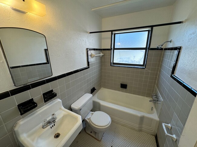 Photo - 1 bed duplex close to all things Norman! New paint, carpet and flooring! House