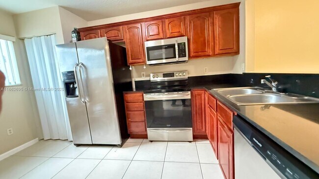 Foto del edificio - 6631 Winfield Blvd