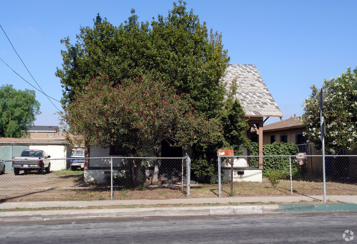 Foto del edificio - 10419 Yukon Ave