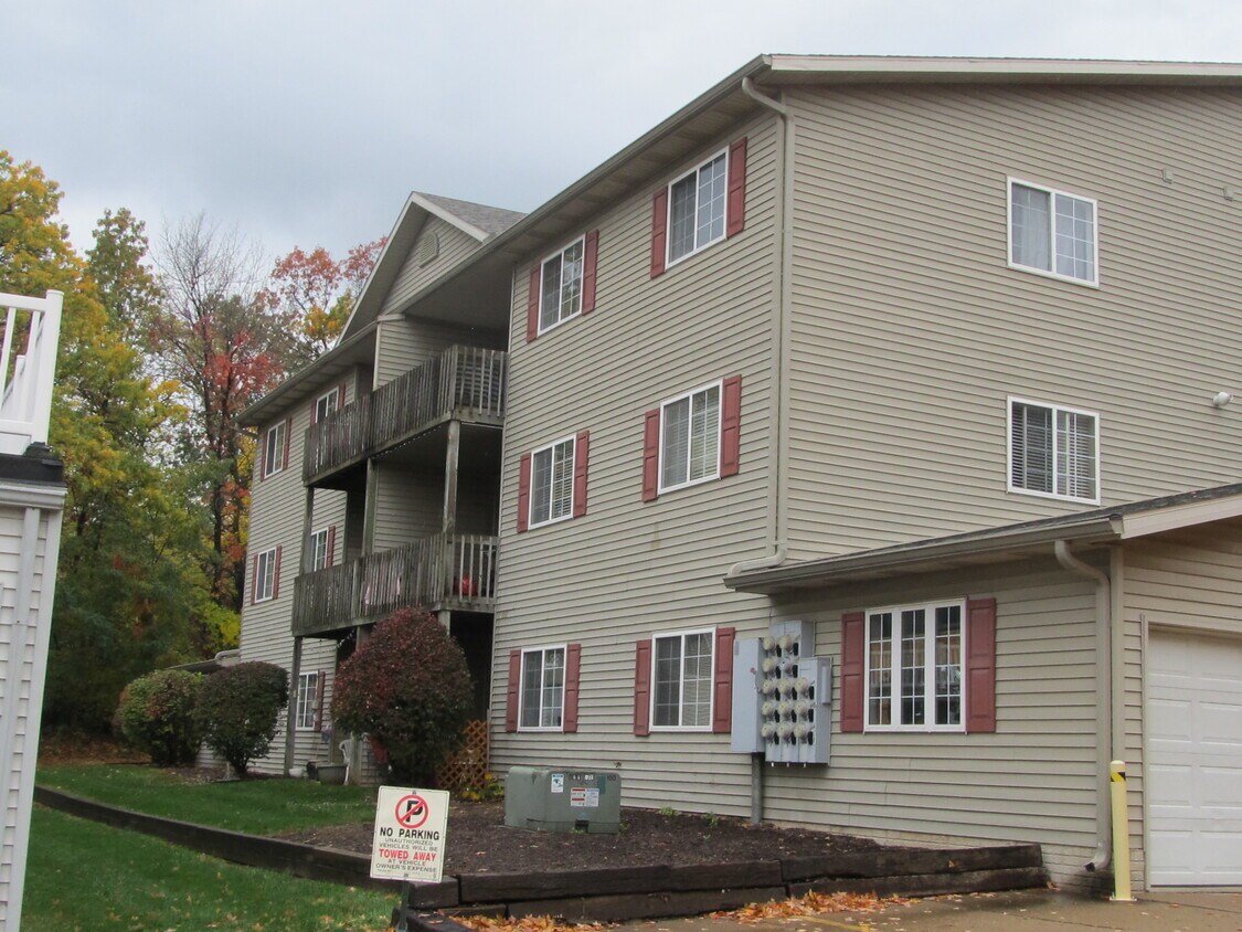 3812 Creek Hill Dr Unit Creek Hill, Bettendorf, IA 52722 Condo for Rent in Bettendorf, IA