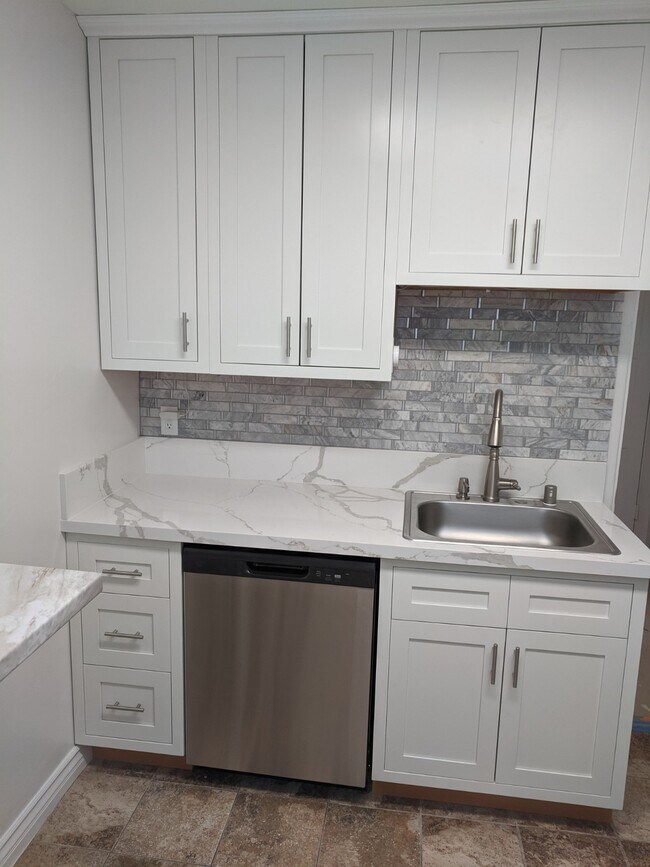Quartz Countertop & Dishwasher - 4039 Gresham St