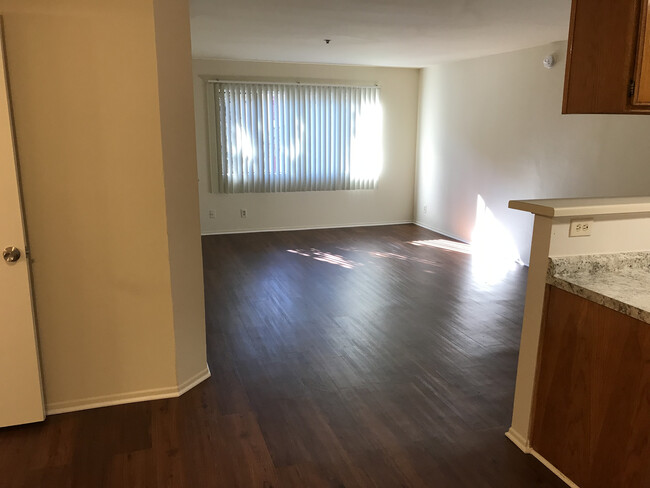 Spacious living room - 15616 Vanowen St