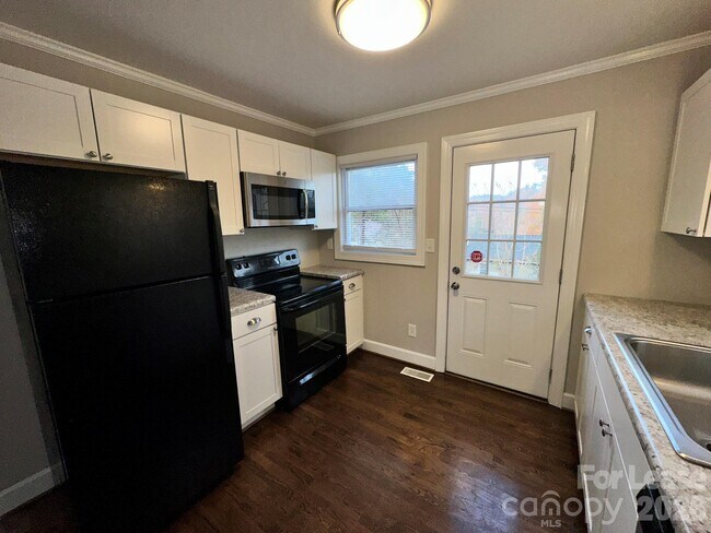 Building Photo - 148 S Smallwood Pl