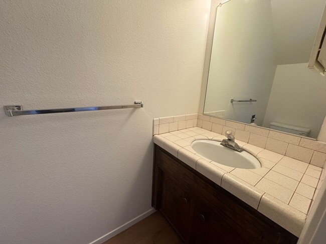 Building Photo - 2 Bedrooms, 1.5 Bath Townhouse Style Apart...