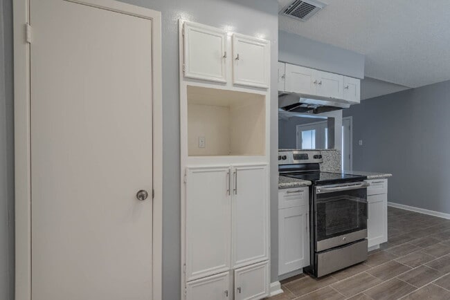 Building Photo - 423 Gentilly Dr