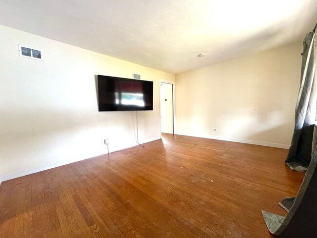 Building Photo - 2 Bed 1 Bath in WEBSTER GROVES w/ Fenced Yard