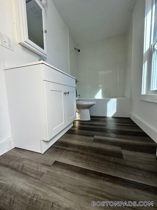 Building Photo - 211 S Main St