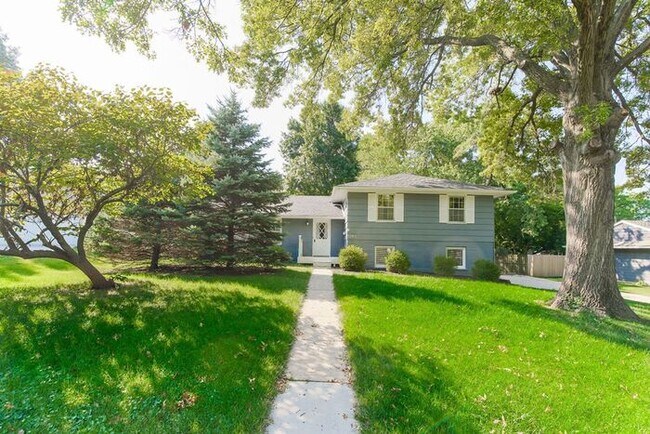 Building Photo - Prairie Village Beauty
