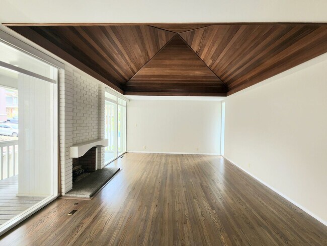 Building Photo - Meticulous Mid Century home with stunning ...