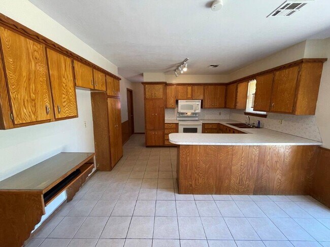 Building Photo - Brand New paint no carpet! Clean and ready...